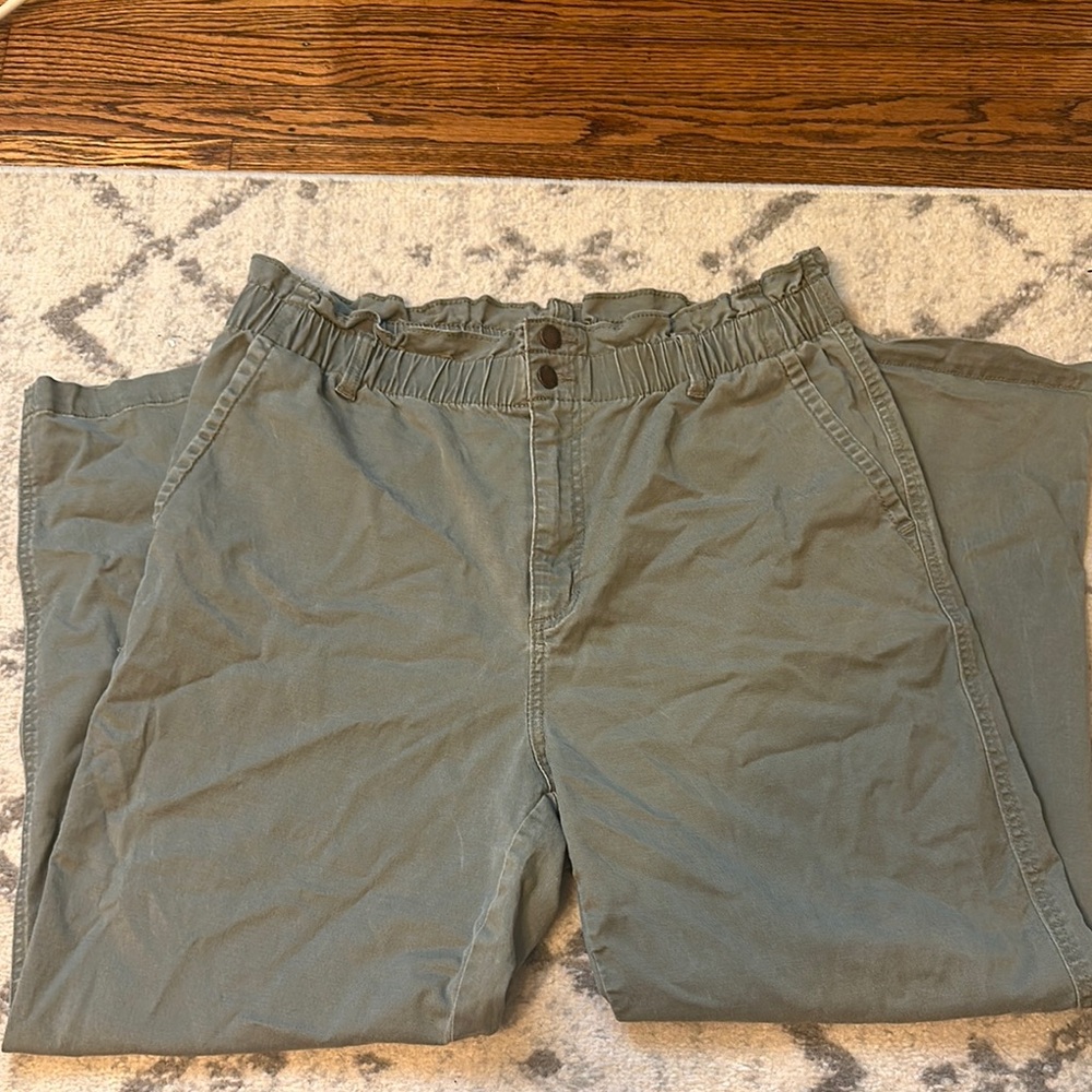 Universal Thread Green Chinos for Everyday Wear